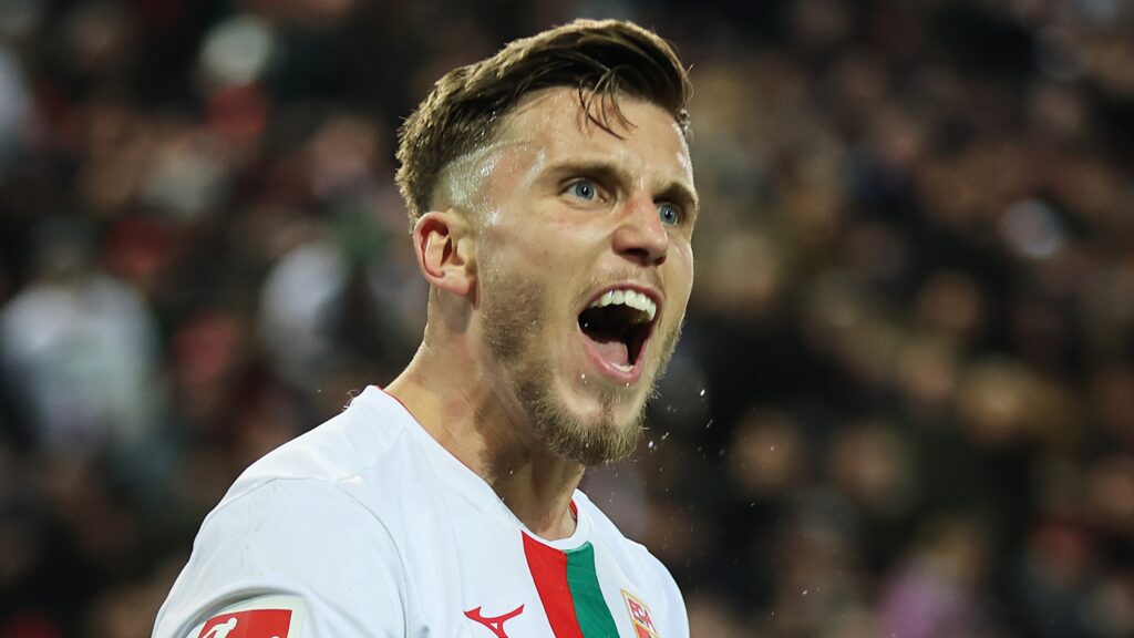 Il Milan punta Demirovic come alternativa a Zirkzee: Depay può arrivare indipendentemente dall'attaccante